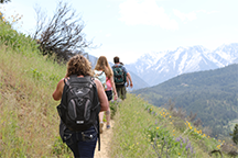 学生 hiking up a trail